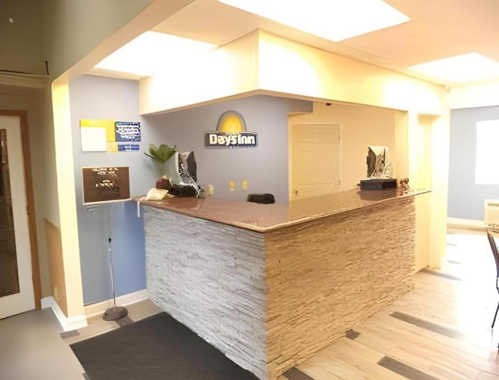 Days Inn By Wyndham West Branch Iowa City Area Exterior foto