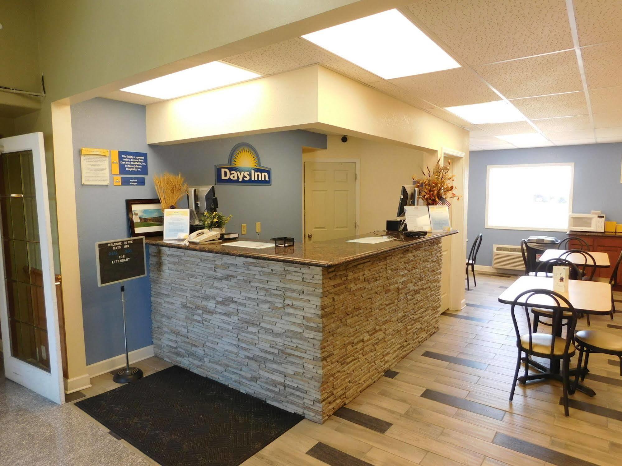Days Inn By Wyndham West Branch Iowa City Area Exterior foto